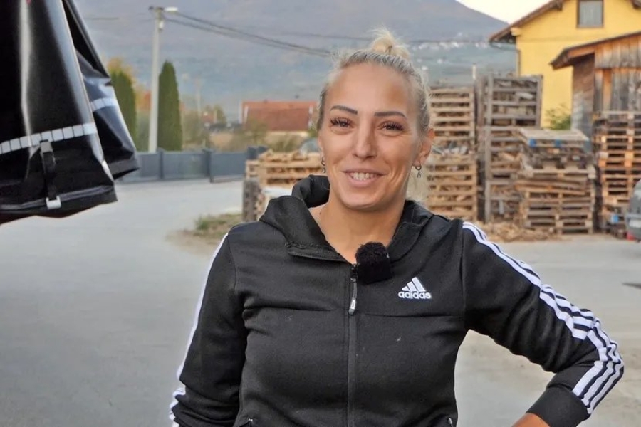 PRELIJEPA MELISA SE BAVI MUŠKIM POSLOM KAKO BI PREHRANILA PORODICU: Ona je žena lavica, njene riječi daju snagu (VIDEO)