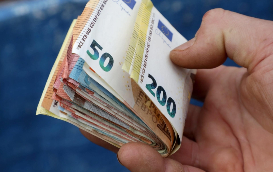 TAKO TO RADE SLOVENCI: Poslodavac će morati isplatiti božićnicu radniku, a iznos je pozamašan