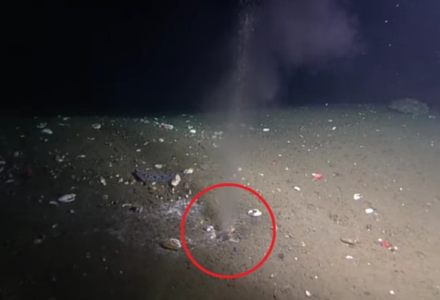 MISTERIOZNA RUPA NA DNU OKEANA ISPUŠTA TOPLU TEKUĆINU: Prijeti li nam megapotres? (VIDEO)