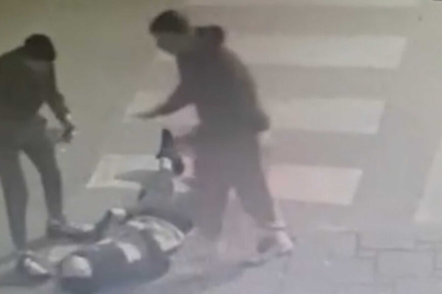 OSTAO UKOČEN LEŽATI NA ULICI: Procurio snimak jezivog napada na dječaka u centru Banja Luke... (VIDEO)