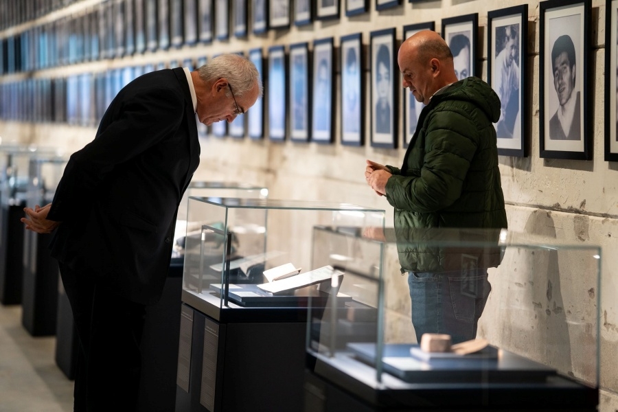 VAŽNOST SUOČAVANJA S NEGIRANJEM GENOCIDA: Šef Misije OSCE-a u BiH posjetio Memorijalni centar Srebrenica, obišao Muzej genocida (FOTO)