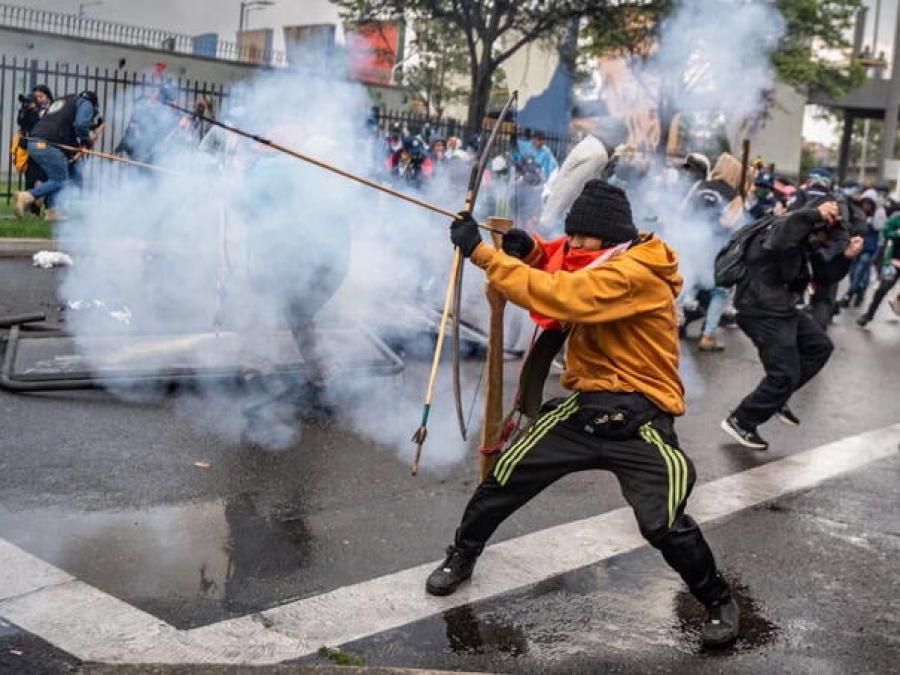HAOTIČNE SCENE U BOGOTI: Demonstranti strijelama napali američku ambasadu, ranjena četiri policajca (VIDEO)