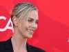 SLAVNA OSKAROVKA: Charlize Theron izazvala senzaciju s novom frizurom, a ispod jakne ne nosi ništa (FOTO)