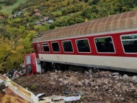 DRAMATIČNI PRIZORI IZ SLOVAČKE: Vagon visi nad provalijom, voz smrskan (FOTO)