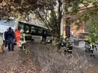 TEŠKA SAOBRAĆAJNA NESREĆA U MAĐARSKOJ: Autobus se zakucao u školu, 23 osobe povrijeđene