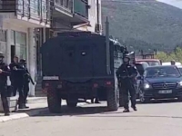 KRVNA OSVETA ISPRED SUDA U PEĆI, UZNEMIRUJUĆI SNIMAK: Napravio sačekušu, izrešetao ih sa dvije puške (VIDEO)