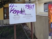 GRAFITI NA TABLI MUZEJA SABORNE CRKVE U MOSTARU: 'Ne znam kako tumačiti ispisanu poruku, osim da neko želi da naruši veoma dobre odnose između...'