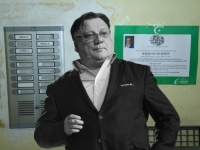 'HALID BI DAO ZADNJU KAP KRVI AKO NEKOM TREBA': Bešlićeve komšije neutješne; Zastaju pored umrlice i odaju mu počast -'Nikad ne bi priznao da je bolestan'