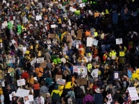 ČAK 2.700 MIRNIH SKUPOVA ŠIROM AMERIKE: Organizatori protesta protiv Trumpa broj ljudi koji je...