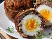 OMILJENO JELO U BRITANSKIM PUBOVIMA: Savršena kombinacija hrskave vanjštine te sočnog mesa i mekanog jajeta u sredini