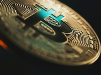 SKOČILA CIJENA NAJVEĆE KRIPTOVALUTE: Bitcoin je prvi put u svojih sedamnaest godina prešao vrijednost od...