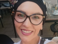 APEL UDRUŽENJA POMOZI.BA: Samohrana majka Đenita bori se sa rakom grlića maternice, potrebna joj je naša podrška...