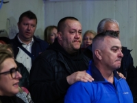 TUGA U SARAJEVU: Na okupljanje ispred Doma mladih došli Halidov sin Dino Bešlić i harmonikaš Samir Kadirić