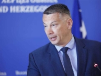 NOVO ZANIMANJE?: Nenad Nešić okružen kokoškama (FOTO, VIDEO)