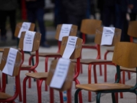NISU DOŠLI, NE INTERESUJE IH: Prazne stolice namijenjene predstavnicima vlasti na komemoraciji stradalim Jablaničanima (FOTO)