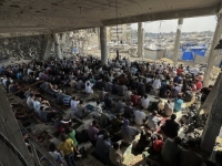 DOK TRAJE PRIMIRJE: Palestinci klanjali džuma-namaz usred ruševina džamije u Khan Younisu
