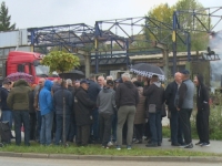 OSTALI IM DUŽNI OGROMAN NOVAC: SNSD-ova vlast prevarila bivše radnike Famosa (VIDEO)