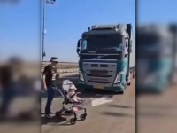 MRŽNJA KAKVA SE NE VIĐA: Izraelci blokirali konvoj za pomoć Gazi, koriste i djecu da ih zaustave (VIDEO)