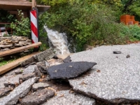 STRAŠNO NEVRIJEME U SUSJEDSTVU: Vjetar raznosio granje i kamenje, ceste pod vodom (FOTO)