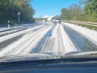 NEVJEROVATNI PRIZORI U SUSJEDSTVU: Cesta prekrivena ledom kao usred zime... (VIDEO)