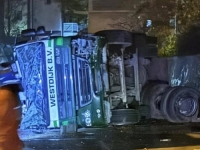 SAOBRAĆAJNA NESREĆA U BLIZINI SARAJEVA: U prevrtanju kamiona povrijeđen vozač