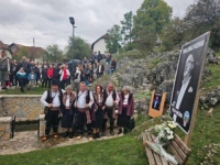 OKUPILI SE MJEŠTANI U RODNOM MJESTU HALIDA BEŠLIĆA: Posljednji pozdrav legendo