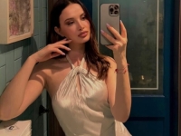 MLADA DAMA UKRALA 'SHOW': Dok je selektor Albanije govorio u Srbiji, svi su gledali u ljepoticu pored njega (FOTO)