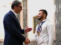 VUČIĆ ČESTITAO SPORTISTI I PORUČIO: 'Posebno smo sretni što si u Zagrebu pokazao tri prsta'