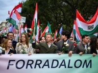 NACIONALNI MARŠ KROZ BUDIMPEŠTU: Desetine hiljada Mađara na protestu podržalo Orbanovog protivnika