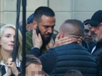 SRCEPARAJUĆI KADROVI IZ SARAJEVA: Marko Rokvić neutješan zbog Halidove smrti, tješi njegovog sina Dinu, a s njima je i ovaj poznati muzičar