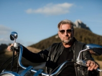 MIKA MUMINOVIĆ U NOVOJ PJESMI PORUČUJE: 'I niko ti nije stranac kao ljubav bivša' (VIDEO)