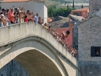 DIVNA GESTA IZ MOSTARA: Skokom bez aplauza sa 'Starog' grad na Neretvi se oprostio od Halida Bešlića (VIDEO)
