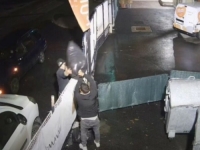 'OVAKO NAM JE SKORO SVAKU NOĆ': Organizacija Pomozi.ba objavila snimak lopova koji kradu doniranu odjeću (VIDEO)