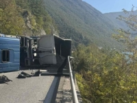 NOVI DETALJI SAOBRAĆAJNE NESREĆE NA M-17: Vozač kamiona izbjegao direktan sudar