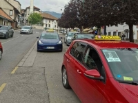 NAJMANJE ŠTO SARAJEVO TAXI MOŽE UČINITI: Taksisti na automobile zalijepili Halidove fotografije (FOTO)