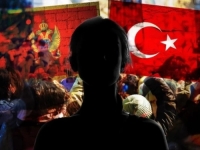 ZAŠTO BI ANTITURSKI NEREDI U CG TREBALO DA UZBUNE BALKAN: Sjećate li se šta je Ratko Mladić rekao kada je ulazio u Srebrenicu...