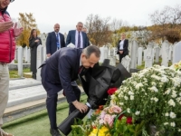 IVICA DAČIĆ POLOŽIO CVIJEĆE NA GROB HALIDA BEŠLIĆA: 'Nedostaje njegova toplina, vedrina, dobrota'