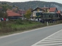 TEŠKA SAOBRAĆAJNA NESREĆA U BiH: U sudaru automobila i voza povrijeđen mlađi muškarac