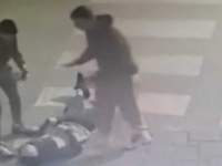 OSTAO UKOČEN LEŽATI NA ULICI: Procurio snimak jezivog napada na dječaka u centru Banja Luke... (VIDEO)
