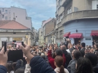 SKADARLIJOM ODJEKUJE 'BEOGRAĐANKA': Djevojka sa ružom stoji nepomična, ljudi u suzama (VIDEO)