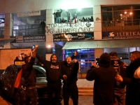 NA HILJADE GRAĐANA NA ULICAMA: Na protestu u Novom Mestu uzvikivali - 'Ubij, ubij Cigana!' (FOTO)