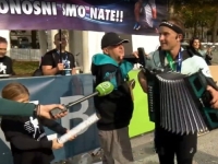 PRVI OVAKAV PODUHVAT NA SVIJETU: Slovenac pretrčao 42 kilometra svirajući harmoniku (VIDEO)