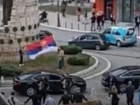 ZAUSTAVILI SAOBRAĆAJ U SRED KRUŽNOG TOKA: Pogledajte ovaj performans svatova (VIDEO)