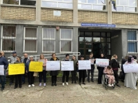 DOK NADLEŽNI ŠUTE: U Tuzli protest roditelja djece sa autizmom - 'Učiteljica daje sve od sebe, ali treba nešto mijenjati'
