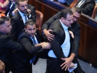 DRAMA U SALI TOKOM TRUMPOVOG GOVORA: Svi skočili, izvode ljude napolje