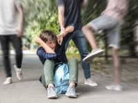 STRAVIČAN SLUČAJ VRŠNJAČKOG NASILJA: Gumenom palicom premlatio vršnjaka ispred škole, neki snimali telefonom, neki se smijali...