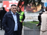 VLADO ĐAJIĆ ISPRED NARODNOG POZORIŠTA SARAJEVO: 'Trudio sam se da Halidu nađem lijek za ovu bolest'