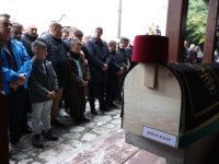 RIJEKE LJUDI ŽELE SE OPROSTITI OD DOBROG ČOVJEKA: Dženaza Halidu Bešliću ispred Gazi Husrev-begove džamije (FOTO)