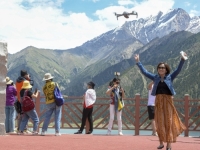 POMNO OSMIŠLJENA STRATEGIJA ZABORAVA: Peking ulaže milijarde u turizam u regiji poznatoj po logorima za Ujgure