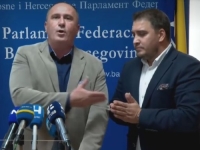 ZAHIRAGIĆ I HADŽIĆ U BORBI ZA MIKROFON: 'Niste mi dali da govorim u Parlamentu, sad ste mi upali na konferenciju!'
